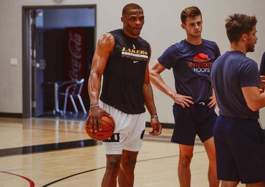 后腰直塞至 后腰直塞至